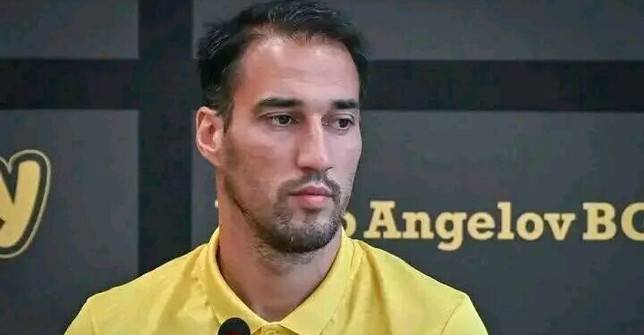 Сърцераздирателна новина: Капитанът на Ботев Пловдив Ивелин Попов се сбогува емоционално с пенсионирането си „Никога не съм искал да си тръгвам, наслаждавах се на всеки момент с този клуб“ Благодаря ви за любовта, подкрепата и спомените, споделени заедно Ботев Пловдив винаги ще бъде моят дом Капитанът на Ботев Пловдив обяви Пенсионирането му поради……