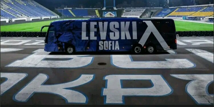 Старши треньорът на Левски току-що обяви новия си автобус за отбора.