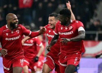 VISUL ÎNTOARCERII ACASĂ: Dennis Politic vrea să revină la Dinamo București și a informat conducerea că își dorește cu ardoare să se întoarcă acasă – la Dinamo București. Conducerea a răspuns la cererea sa: „Vreau să mă întorc acasă; banii nu pot cumpăra fericirea. Mi-e dor de dragostea și sprijinul imens al Câinilor Roșii.”….⤵️⤵️….