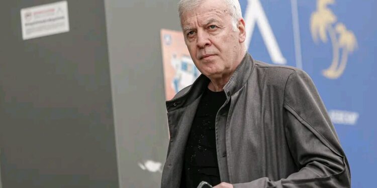 # Нов скандал сред „сините“ фенове – опитаха да свалят знаме в подкрепа на Сираков и Веласкес