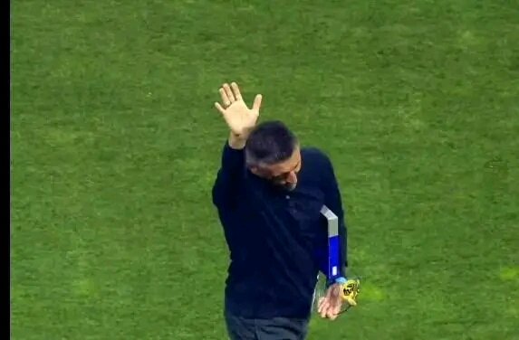 Последният съдийски сигнал прозвуча не само за мач, но и за цяла ера за Ботев Пловдив, тъй като техният старши треньор, Душан Керкез, пое ръководството за последен път. В трогателен израз на признателност, преданите привърженици на клуба се погрижиха заминаването му да не остане незабелязано. Прочетете още: