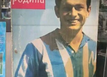 Разкритието: Как Никола Котков превърна „Левски“ в най-страшния тим у нас!  Никола Котков не просто играеше футбол — той променяше съдби. Аурата му, играта му, характерът му… всичко това изгради „Левски“ в отбор, който съперниците гледаха със страх още от тунела. Легенда, която не се ражда всеки ден — и която остави следа, по-силна от време, резултати или ерата, в която е живял.  Но как точно го направи? Как един човек успя да превърне синята машина в най-опасния и неудържим тим в България?  👉 Пълната история е тук – линкът в коментарите.