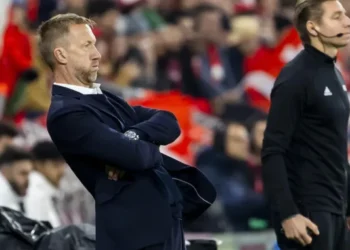 ТРЕНЬОРЪТ НА ЦСКА ХВАНА ЗВЕЗДАТА СЪС СРАМЕН ПРЕДМЕТ В СЪБЛЕКАЛНЯТА И ГО ИЗХВЪРЛИ НА ТЪПАНА ЗА ПУБЛИЧНО УНИЖЕНИЕ!