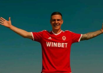 **ЦСКА София подсили състава с талантлив полузащитник от Полша**  ЦСКА София официално обяви привличането на талантлив полузащитник от Полша, с което клубът направи важна крачка към подсилване на състава преди предстоящите предизвикателства в първенството и европейските турнири. Новото попълнение идва с репутация на динамичен и техничен футболист, способен да внесе допълнителна креативност и стабилност в средата на терена.  Полският халф е продукт на силна футболна школа и през последните сезони е демонстрирал постоянно развитие, като се е отличил с добра визия за играта, точни подавания и активна работа в двете фази на играта. В ЦСКА вярват, че качествата му ще се впишат отлично в стила на отбора и ще повишат конкуренцията в средната линия.  От ръководството на „червените“ подчертаха, че трансферът е част от дългосрочната стратегия на клуба за привличане на млади и перспективни футболисти, които да се развиват и да носят стойност както на терена, така и в бъдеще. Старши треньорът също изрази удовлетворение от сделката, като заяви, че новото попълнение притежава необходимия характер и работна етика, за да се наложи бързо в състава.  Самият футболист сподели, че е мотивиран да направи следващата стъпка в кариерата си именно с екипа на ЦСКА София. Той определи трансфера като голямо предизвикателство и заяви готовност да даде всичко от себе си, за да помогне на отбора да постигне целите си.  С този трансфер ЦСКА изпраща ясен сигнал за амбициите си през сезона, а феновете с нетърпение очакват дебюта на новия полузащитник с червената фланелка. състава с талантлив полузащитник от Полша