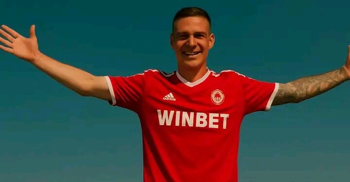 **ЦСКА София подсили състава с талантлив полузащитник от Полша**  ЦСКА София официално обяви привличането на талантлив полузащитник от Полша, с което клубът направи важна крачка към подсилване на състава преди предстоящите предизвикателства в първенството и европейските турнири. Новото попълнение идва с репутация на динамичен и техничен футболист, способен да внесе допълнителна креативност и стабилност в средата на терена.  Полският халф е продукт на силна футболна школа и през последните сезони е демонстрирал постоянно развитие, като се е отличил с добра визия за играта, точни подавания и активна работа в двете фази на играта. В ЦСКА вярват, че качествата му ще се впишат отлично в стила на отбора и ще повишат конкуренцията в средната линия.  От ръководството на „червените“ подчертаха, че трансферът е част от дългосрочната стратегия на клуба за привличане на млади и перспективни футболисти, които да се развиват и да носят стойност както на терена, така и в бъдеще. Старши треньорът също изрази удовлетворение от сделката, като заяви, че новото попълнение притежава необходимия характер и работна етика, за да се наложи бързо в състава.  Самият футболист сподели, че е мотивиран да направи следващата стъпка в кариерата си именно с екипа на ЦСКА София. Той определи трансфера като голямо предизвикателство и заяви готовност да даде всичко от себе си, за да помогне на отбора да постигне целите си.  С този трансфер ЦСКА изпраща ясен сигнал за амбициите си през сезона, а феновете с нетърпение очакват дебюта на новия полузащитник с червената фланелка. състава с талантлив полузащитник от Полша