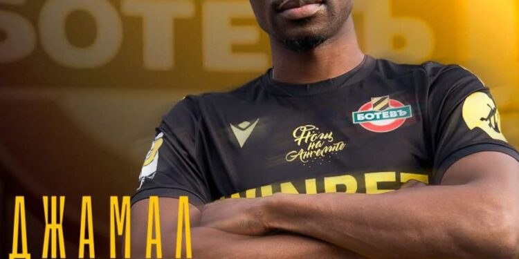 Българският Ботев Пл. финализира трансфера на ганайския защитник Джамал Амофа.