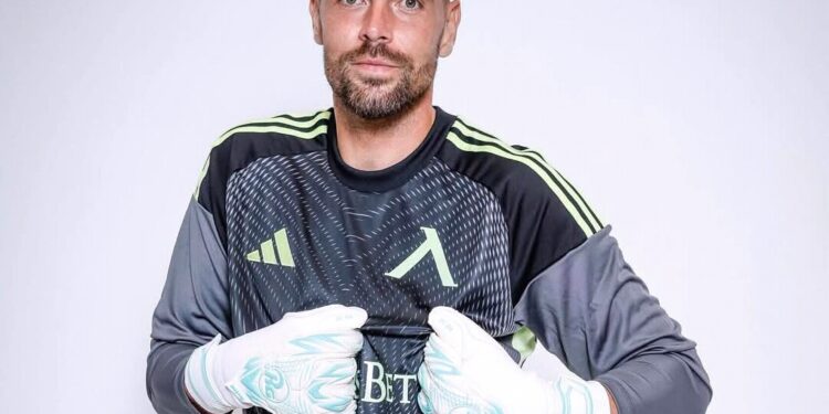 Днес любимият Левски представи официално своето трето ново попълнение – вратаря Мартин Луков, който е и юноша на клуба.