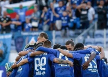 “Рекорден сигнал: Играчът поставя нов гол, отбелязвайки ключова победа!”