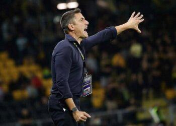 НЕВЕРОЯТНО: Треньорът на Левски тайно преговаря със съперника си