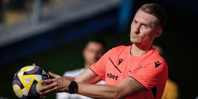 Младият рефер вече два пъти свири на Левски през настоящия сезон, като и в двата случая “сините” победиха – 2:1 срещу Спартак и 3:1 срещу Черно море ✌