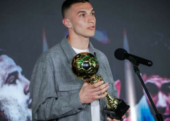 Бившият капитан на Левски, който е със статут на втори вратар в Сантандер, обяви пенсионирането си.